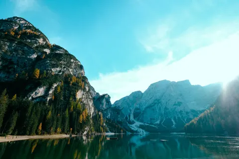 山中湖泊 4K壁纸 · mountains · 3840×2560