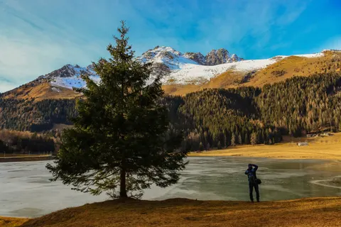خلفية بحيرة جبلية بدقة 4K · mountains · 3840×2560