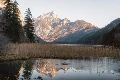 山中湖泊 4K壁纸 · mountains · 3840×2561