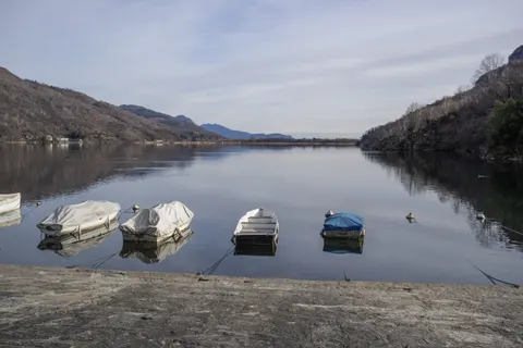 Fondo de pantalla Lago de montaña 4K · mountains · 3840×2560