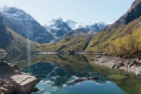 Fond d'écran Lac de montagne 4K · mountains · 3840×2560