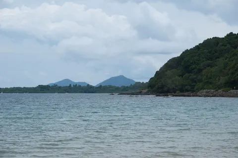خلفية شاطئ استوائي بدقة 4K · ocean · 3840×2560