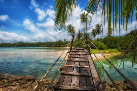 خلفية شاطئ استوائي بدقة 4K · ocean · 3840×2563