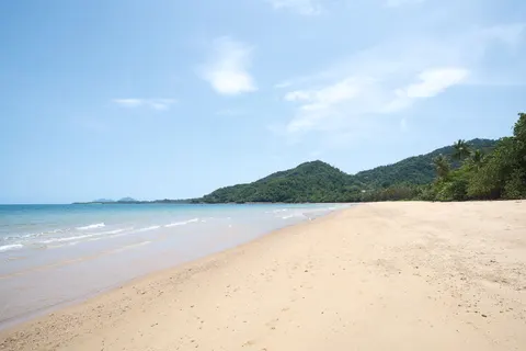 خلفية شاطئ استوائي بدقة 4K · ocean · 3840×2560