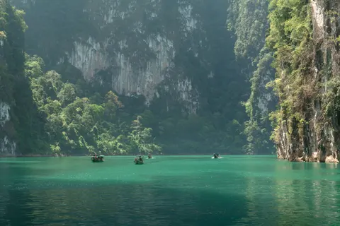 خلفية شاطئ استوائي بدقة 4K · ocean · 3840×2561