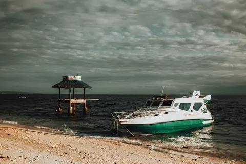 خلفية شاطئ استوائي بدقة 4K · ocean · 3840×2560