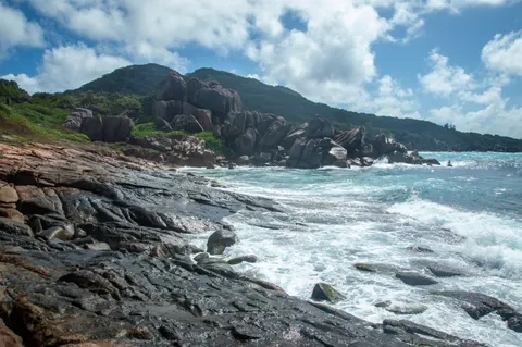 خلفية شاطئ استوائي بدقة 4K · ocean · 3840×2553