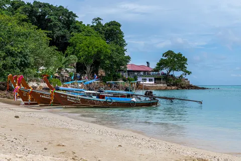 خلفية شاطئ استوائي بدقة 4K · ocean · 3840×2560