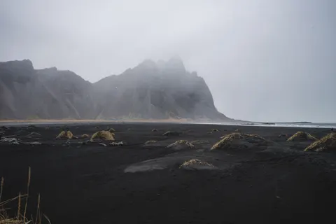 Fond d'écran Plage de sable noir 4K · travel · 3840×2560
