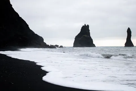 Sfondo Spiaggia di Sabbia Nera 4K · travel · 3840×2560