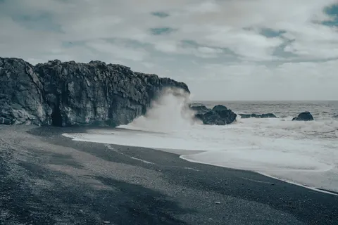 Fond d'écran Plage de sable noir 4K · travel · 3840×2560