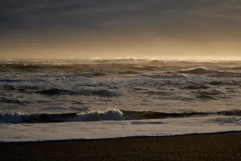 والپیپر ساحل شنی سیاه با کیفیت 4K · travel · 3840×2560
