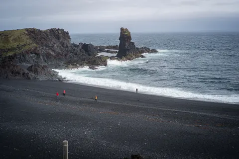 والپیپر ساحل شنی سیاه با کیفیت 4K · travel · 3840×2560