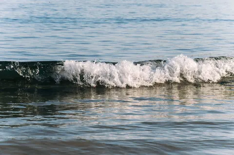 Fond d'écran Vagues de l'océan 4K · ocean · 3840×2553