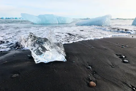 Sfondo Spiaggia di Sabbia Nera 4K · travel · 3840×2560