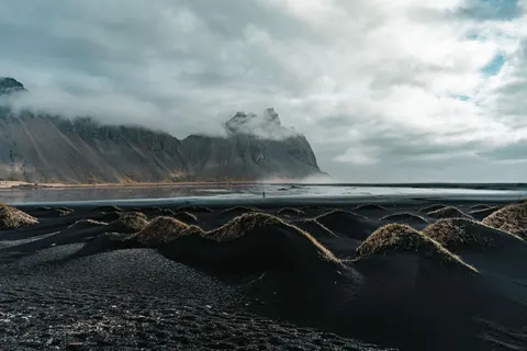 Sfondo Spiaggia di Sabbia Nera 4K · travel · 3840×2560