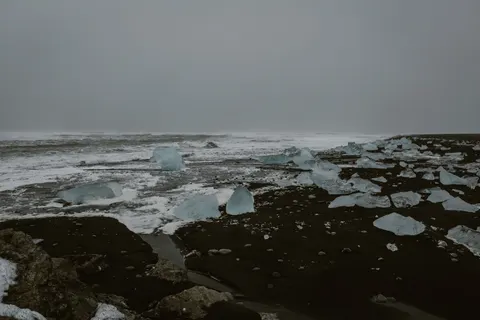 Siyah Kumlu Plaj 4K Duvar Kağıdı · travel · 3840×2560