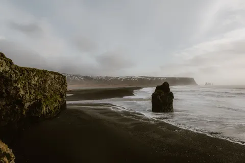 Sfondo Spiaggia di Sabbia Nera 4K · travel · 3840×2560