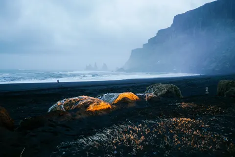Sfondo Spiaggia di Sabbia Nera 4K · travel · 3840×2561