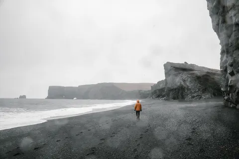 Sfondo Spiaggia di Sabbia Nera 4K · travel · 3840×2561