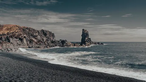 Siyah Kumlu Plaj 4K Duvar Kağıdı · travel · 3840×2160