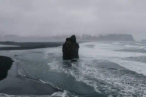 Fond d'écran Plage de sable noir 4K · travel · 3840×2560