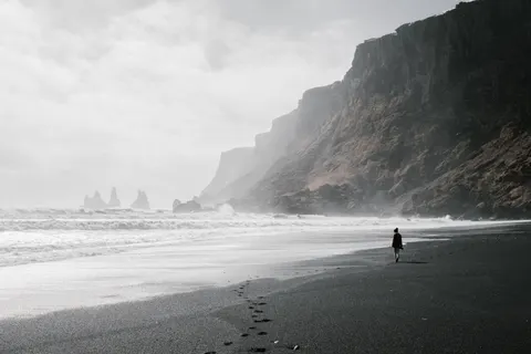 Sfondo Spiaggia di Sabbia Nera 4K · travel · 3840×2561