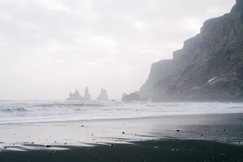 Sfondo Spiaggia di Sabbia Nera 4K · travel · 3840×2561