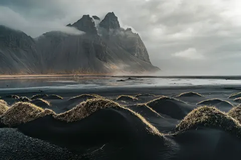 Sfondo Spiaggia di Sabbia Nera 4K · travel · 3840×2557