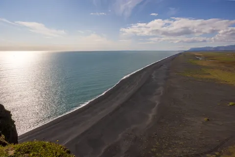 Siyah Kumlu Plaj 4K Duvar Kağıdı · travel · 3840×2561