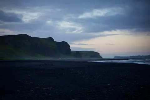 والپیپر ساحل شنی سیاه با کیفیت 4K · travel · 3840×2560