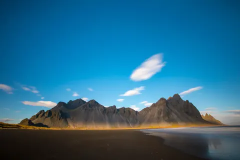 Обои Пляж с чёрным песком 4K · travel · 3840×2561