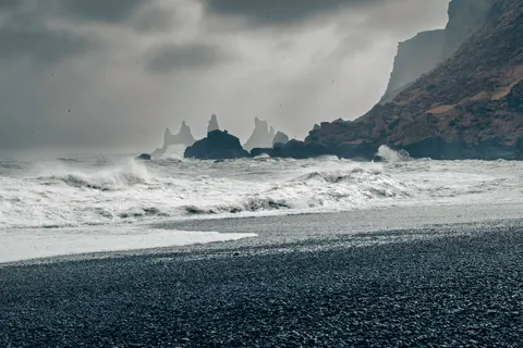 Обои Пляж с чёрным песком 4K · travel · 3840×2560