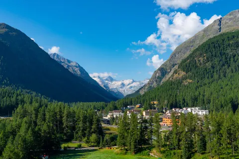 Fond d'écran Village alpin 4K · travel · 3840×2561