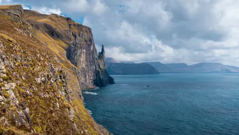 Ocean Cliff 4K Wallpaper · ocean · 3840×2180