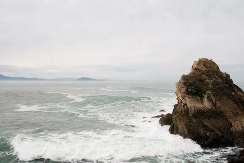 바다 절벽 4K 배경화면 · ocean · 3840×2560