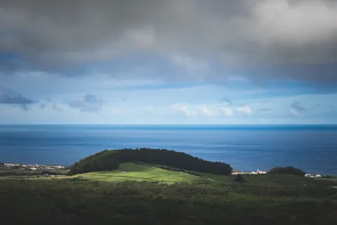 خلفية جزيرة من الجو بدقة 4K · ocean · 3840×2560
