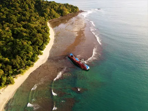 Island Aerial 4K Wallpaper · ocean · 3840×2880