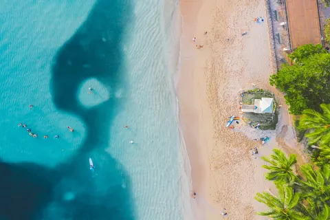 خلفية جزيرة من الجو بدقة 4K · ocean · 3840×2558