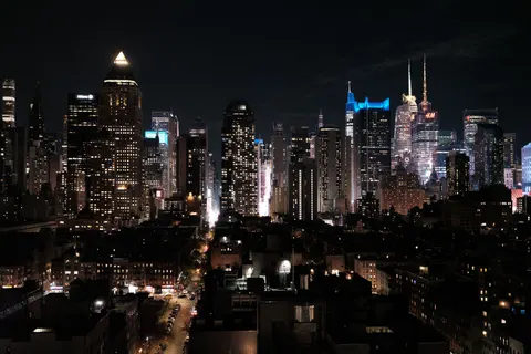 Fondo de pantalla Horizonte urbano nocturno 4K · city · 3840×2560