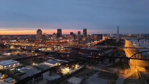 Fondo de pantalla Horizonte urbano nocturno 4K · city · 3840×2160