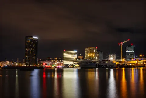Skyline bei Nacht 4K Hintergrundbild · city · 3840×2589