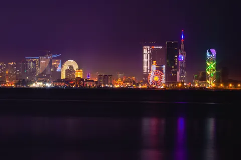 Papel de parede Horizonte urbano à noite 4K · city · 3840×2563