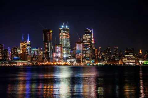 Skyline bei Nacht 4K Hintergrundbild · city · 3840×2563
