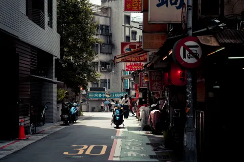 Fondo de pantalla Calle de ciudad neón 4K · city · 3840×2561