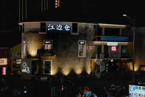 Обои Неоновая улица города 4K · city · 3840×2560