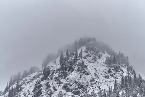 雪山之巅 4K壁纸 · mountains · 3840×2560
