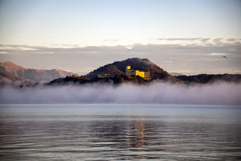 안개 낀 산속 호수 4K 배경화면 · nature · 3840×2561