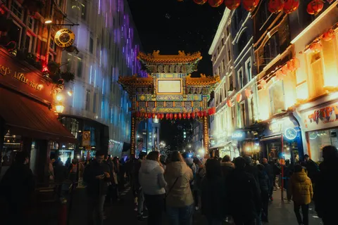 Neon-Stadtstraße 4K Hintergrundbild · city · 3840×2560