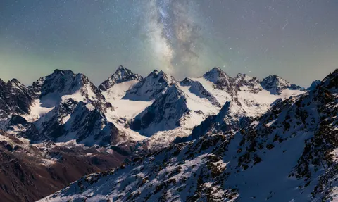 Milky Way Galaxy 4K Wallpaper · space · 3840×2303